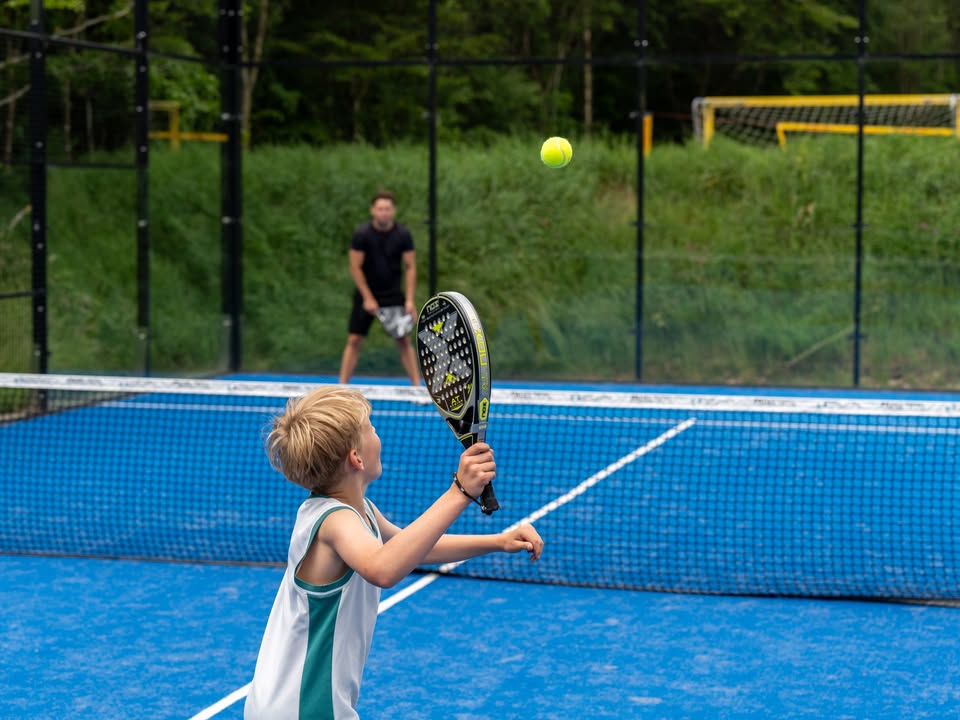 🎾 Padelbanerne bliver flittigt brugt i øjeblikket! ☀️

Det g