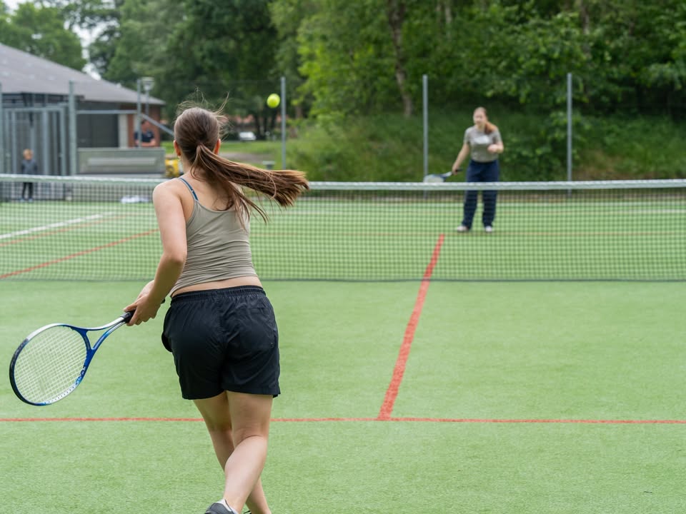 🎾 Perfekt tennisvejr i Oksbøl! ☀️

Solen skinner, banerne st