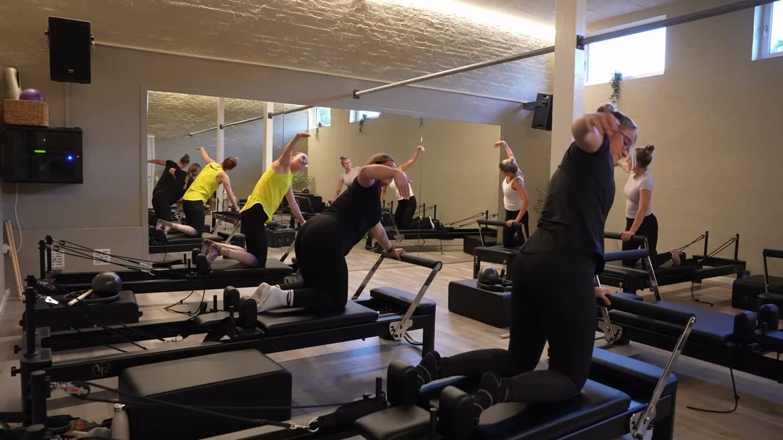 Reformer-hold strækker ud i salen hos Sportspark Blåvandshuk i Oksbøl